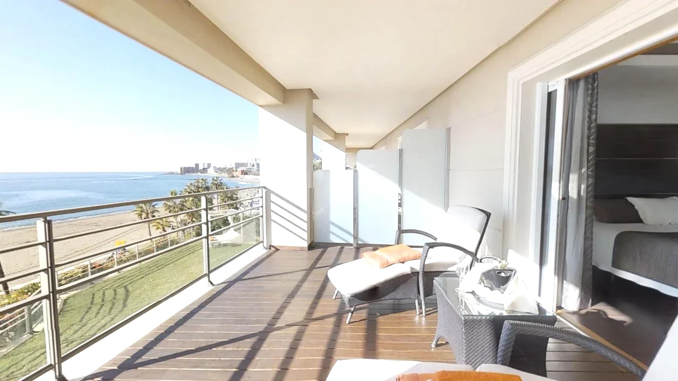 Balcón de la suite con vistas al mar y playa del Vincci Selección Aleysa Benalmádena