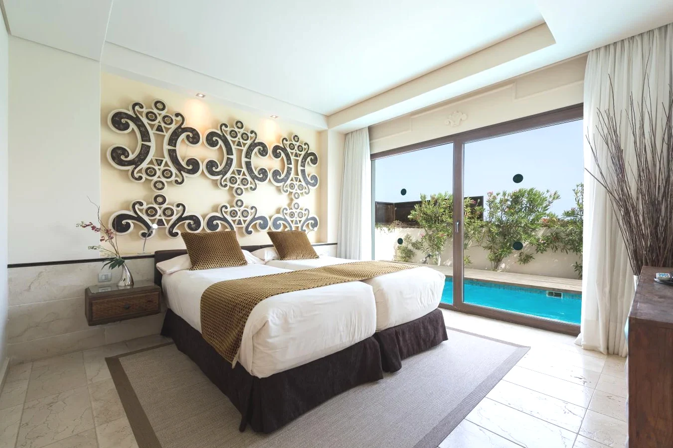 Cama cerca de la piscina de Villas Alondra Puerto del Carmen