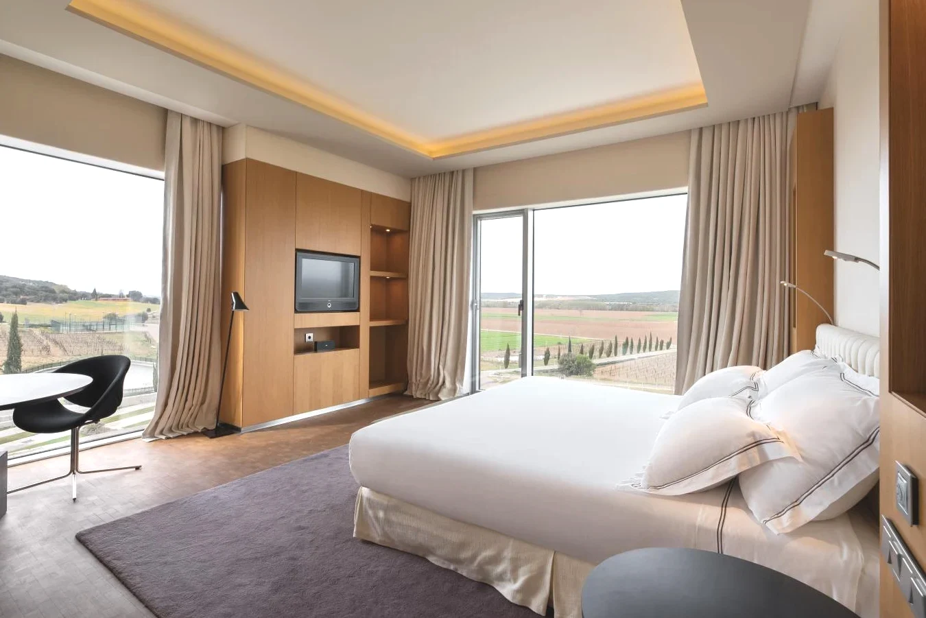 Cama la habitación Valbusenda Hotel Bodega & Spa Toro con vistas a los viñedos