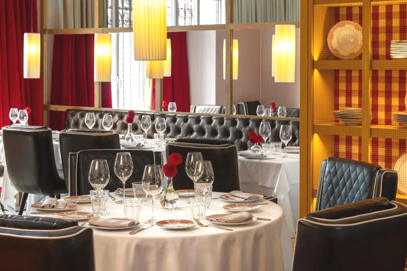 Comedor restaurante con sillas y mesas con copas de vino en el URSO Hotel & Spa Madrid