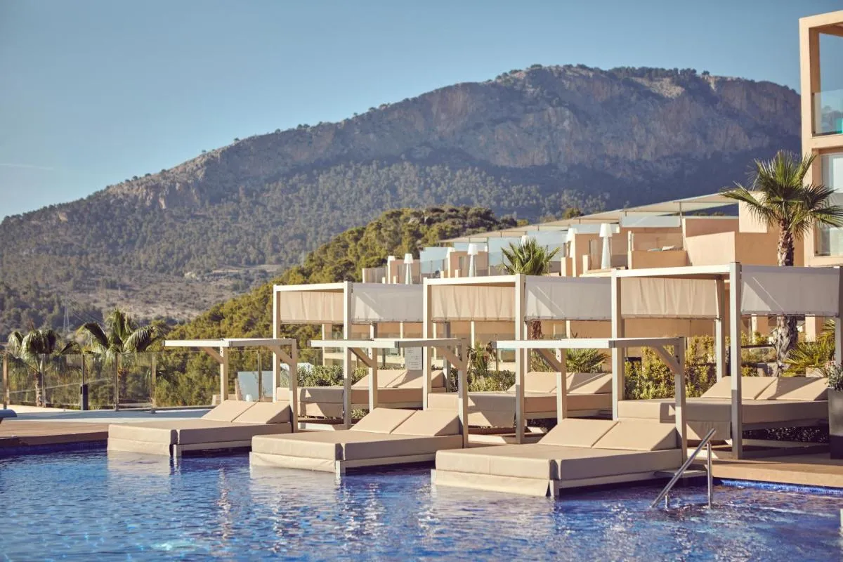 Complejo con piscina en Zafiro Palace Andratx, en Camp de Mar