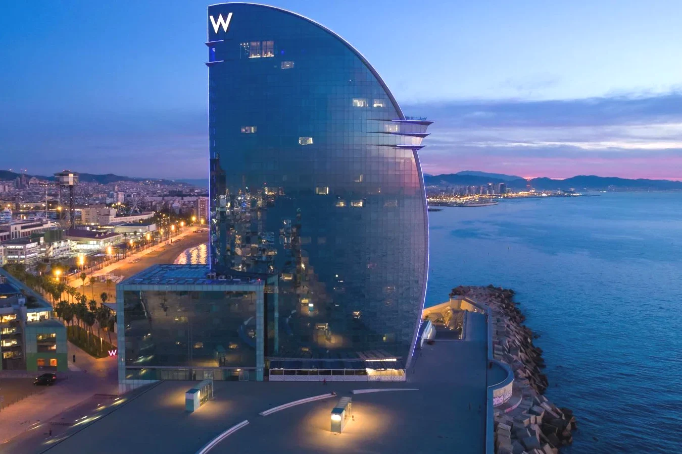 Edificio exterior y entorno junto al mar del 5 estrellas W Barcelona