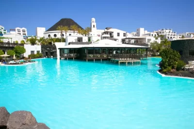 Gran piscina del 5 estrellas de Playa Blanca Hotel LIVVO Volcán Lanzarote