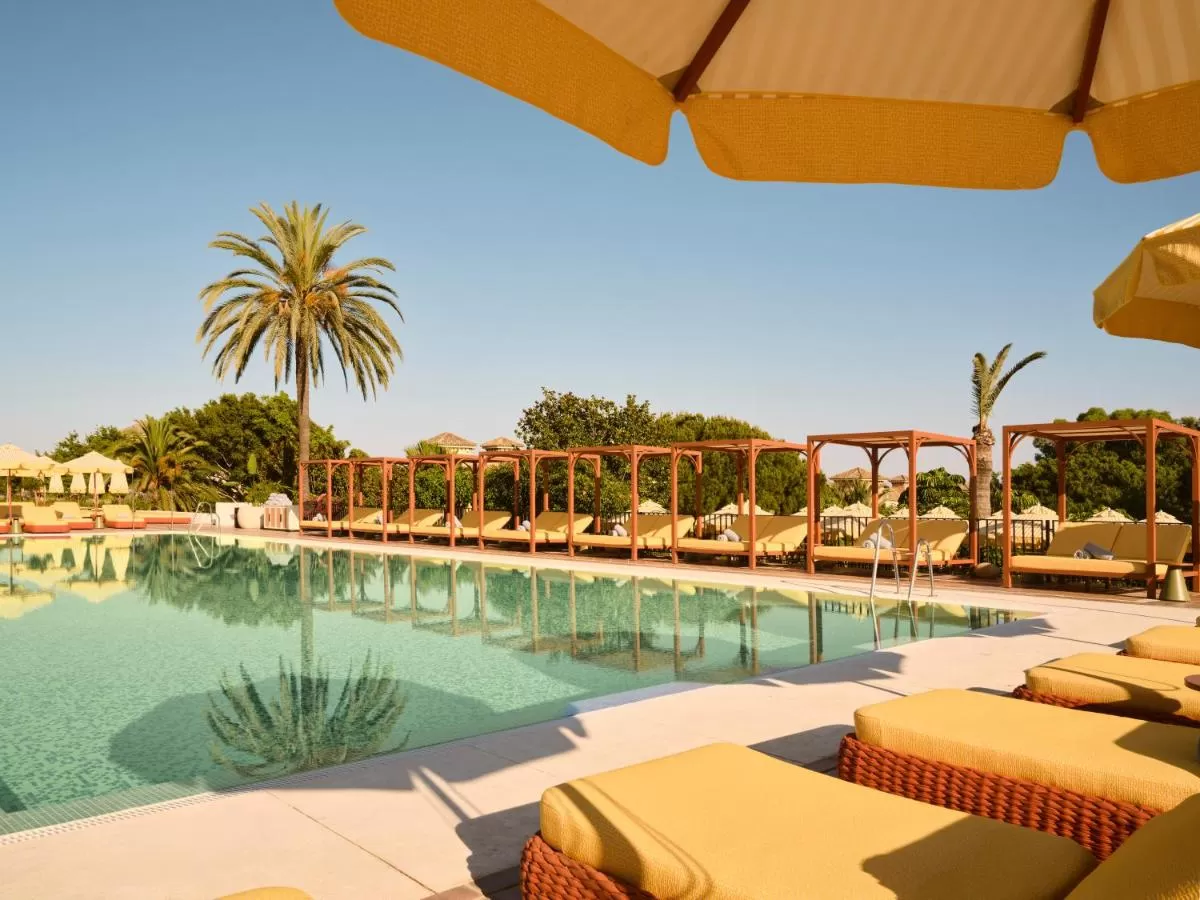 Gran piscina estilo tropical Don Carlos Marbella hotel de 5 estrellas