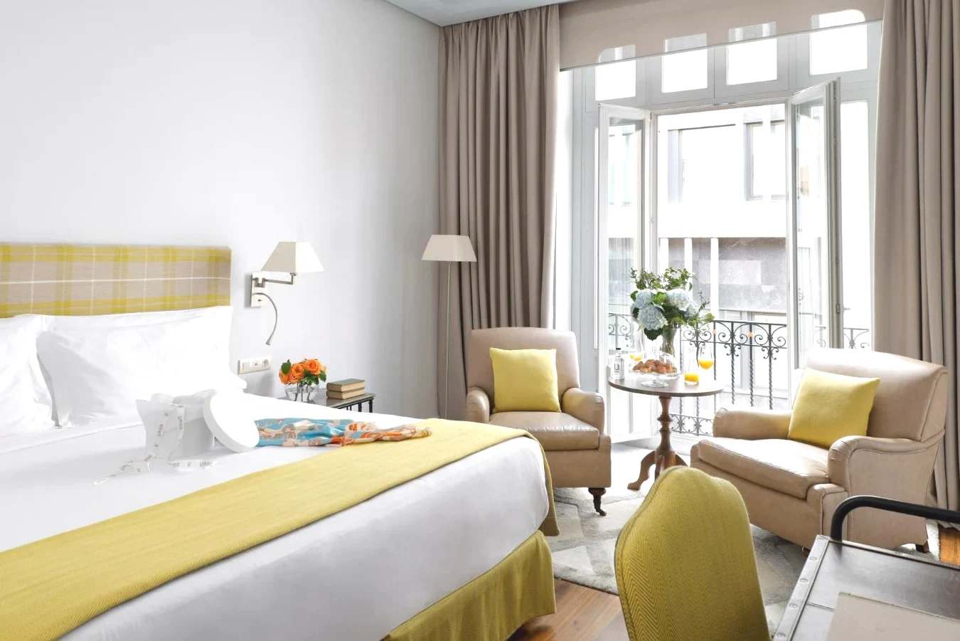 Habitación con balcón y vistas del URSO Hotel & Spa 5 estrellas en Madrid