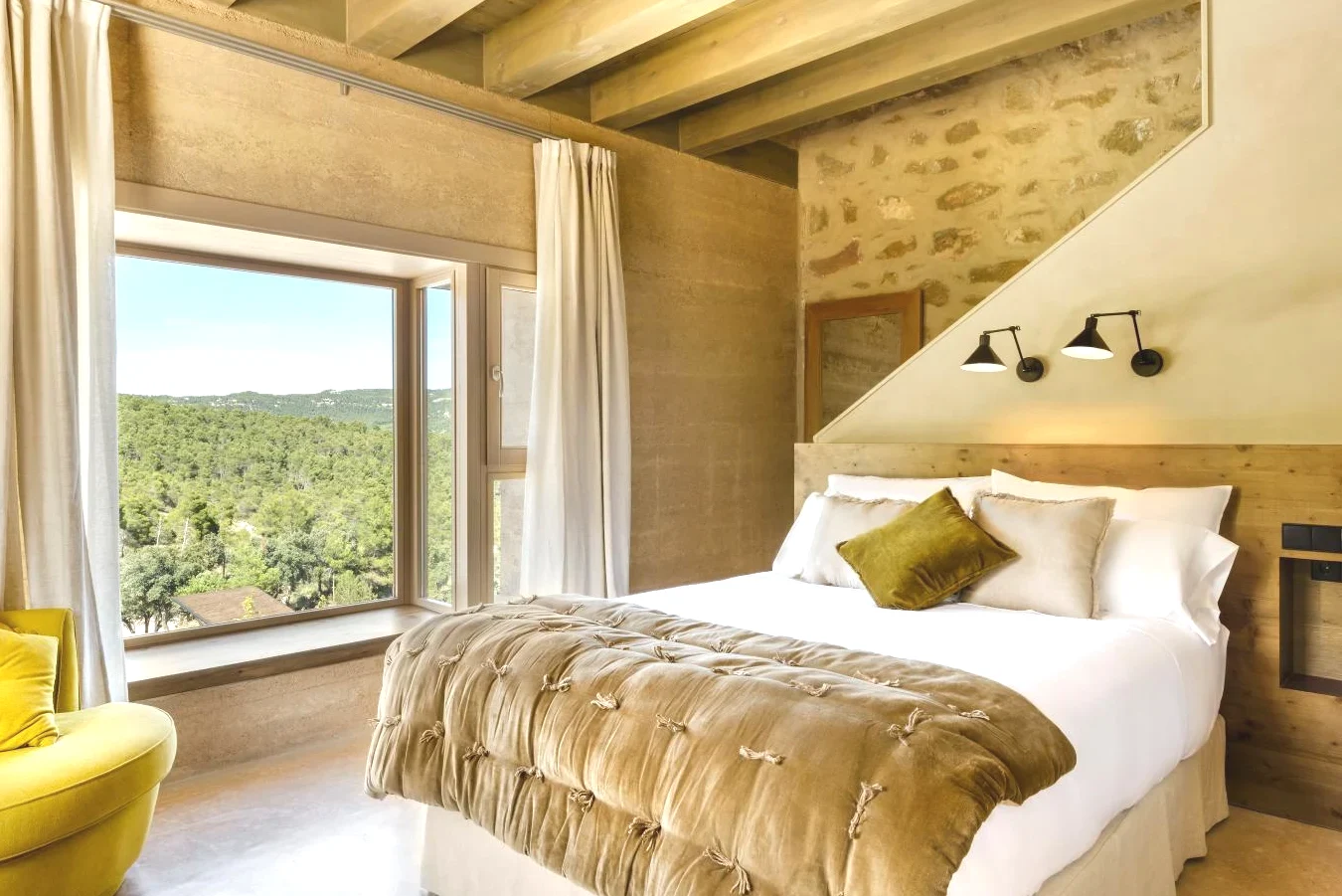 Habitación con ventanal grande y vistas a lo viñedos del Torre del Marqués Hotel Spa & Winery en Monroyo