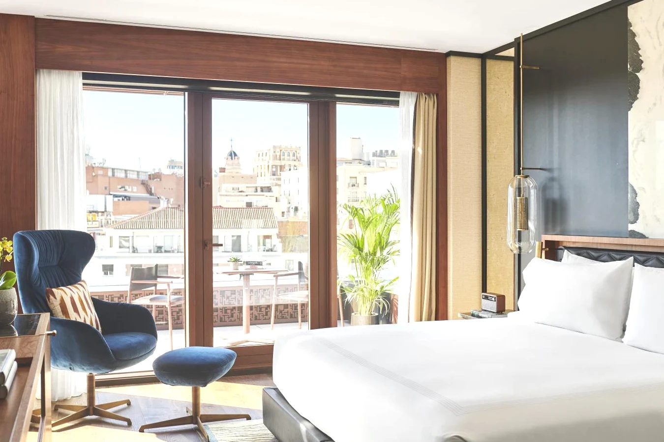 Habitación de hotel con una cama y una ventana grande con balcón y vistas Thompson Madrid by Hyatt