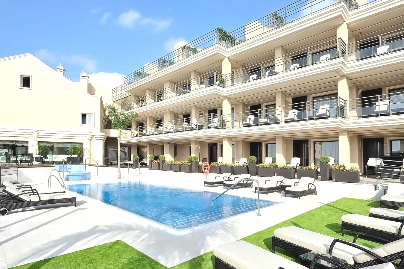 Hotel de 5 estrellas con piscina y tumbonas del Vincci Selección Aleysa en Benalmádena