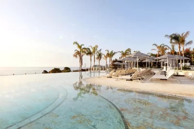 Infinity pool con vistas al mar BLESS Hotel Ibiza The Leading Hotels of The World en Es Canar