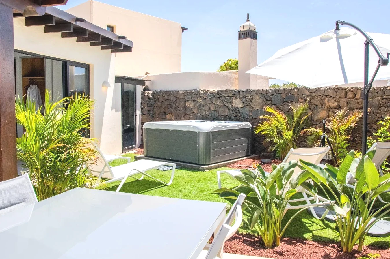 Jacuzzi en el jardín de las Villas Alondra en Puerto del Carmen