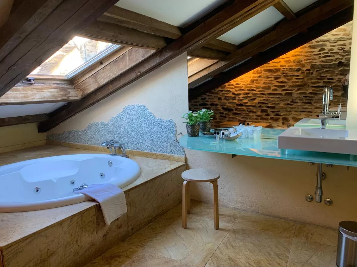 Jacuzzi en la habitación del Posada Real La Carteria en Puebla de Sanabria