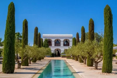 Jardín con piscina del 5 estrellas Ca Na Xica Hotel & Spa en Sant Miquel de Balansat
