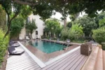 Jardín con piscina del Hospes Palacio del Bailio a Member of Design Hotels en Córdoba