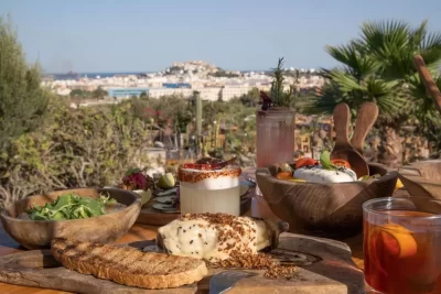 Mesa con comida rústica con vistas en hotel 5 estrellas Casa Maca Ibiza