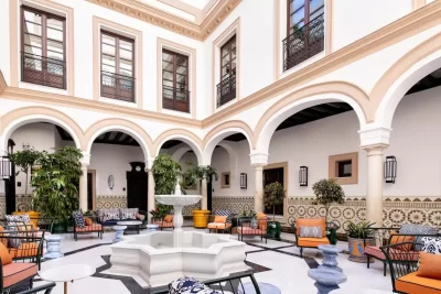 Patio sevillano del 5 estrellas Hotel Casa Palacio Don Ramón en Sevilla