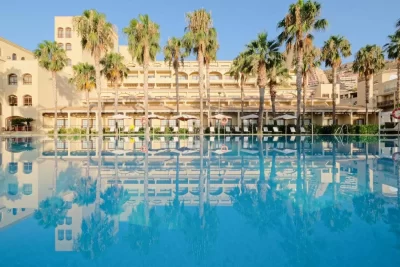 Piscina con palmeras Hotel Envia Almería Spa & Golf en Aguadulce