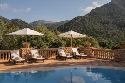 Piscina con vistas a la montaña en Ca'n Beneït en Binibona cinco estrellas