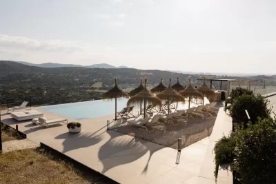 Piscina con vistas a las montañas Hoteles Desconecta2 en Monesterio 5 estrellas