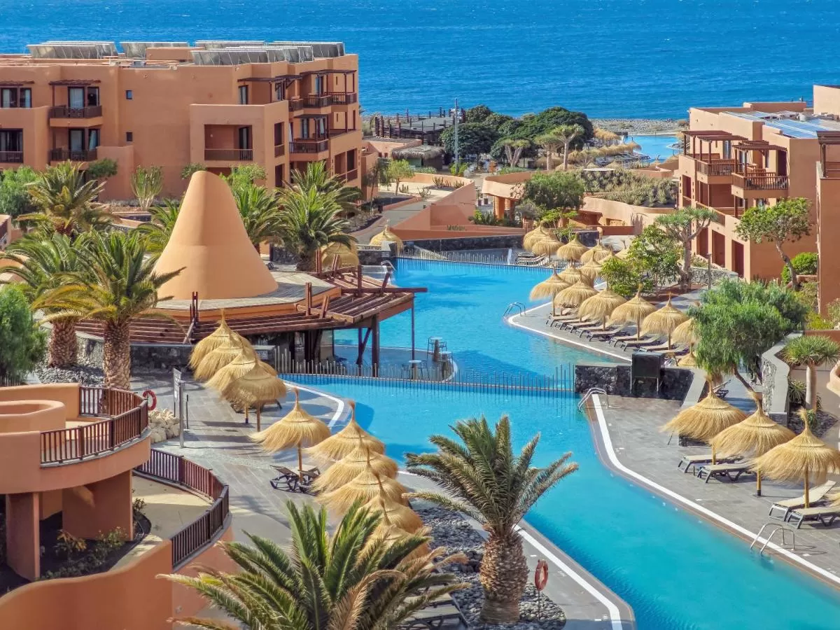 Piscina con vistas al mar del resort Barceló Tenerife 5 estrellas