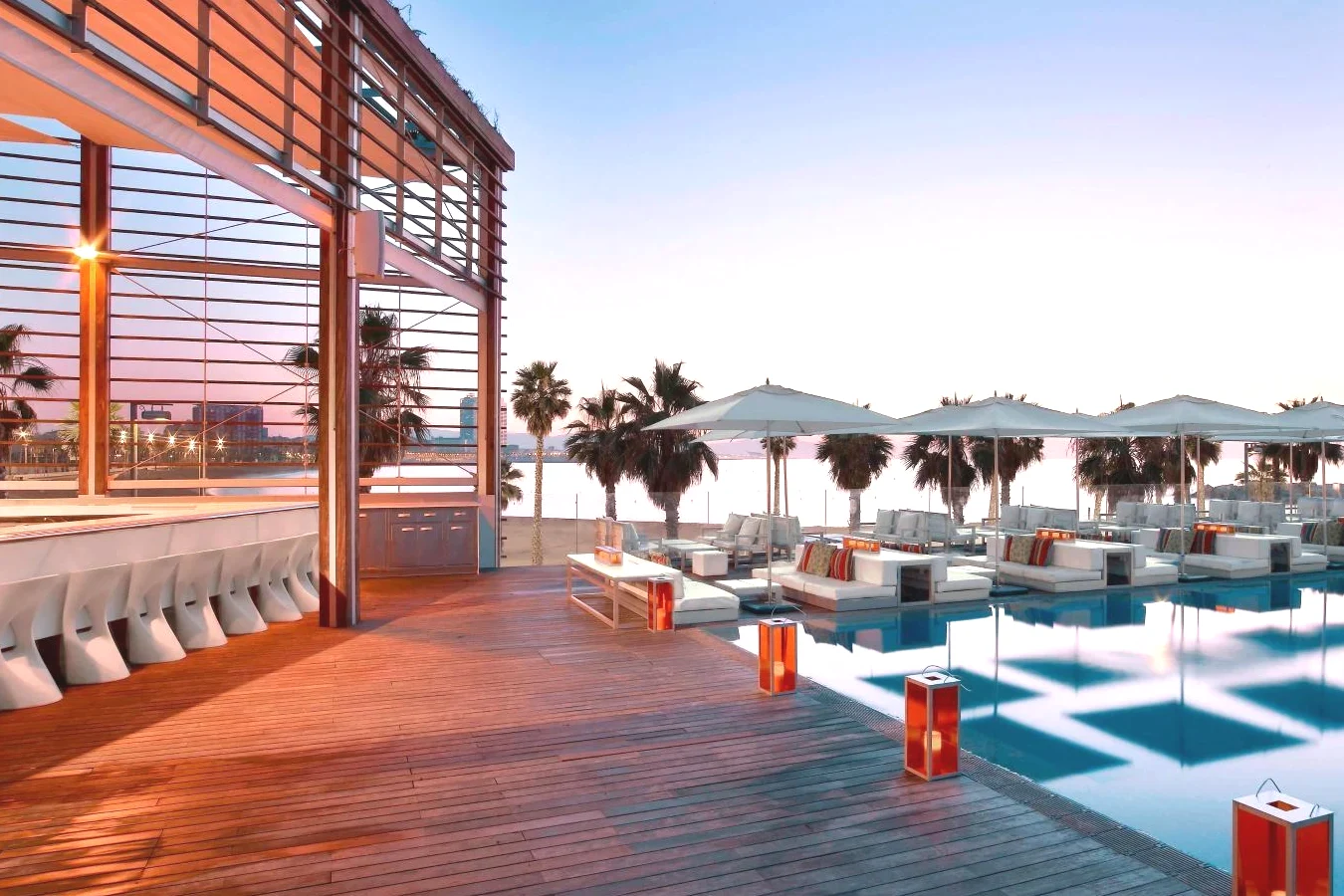 Piscina con vistas al Mediterráneo en el hotel W Barcelona