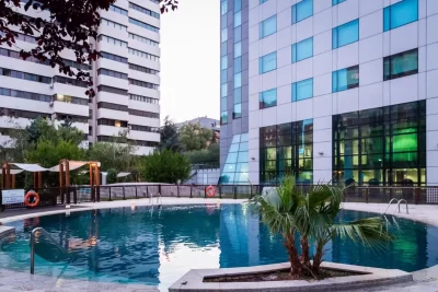 Piscina del Eurostars Suites Mirasierra en Madrid cinco estrellas