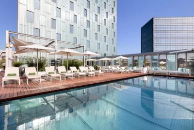 Piscina del hotel de lujo The Level at Melia Barcelona Sky