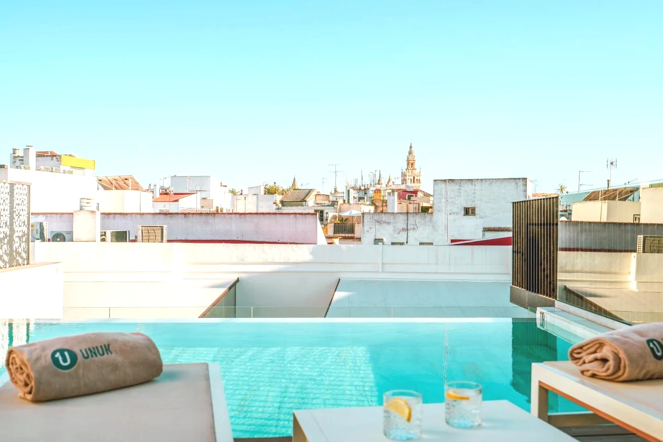 Piscina en la azotea con vistas a Sevilla del Vincci Selección Unuk 5 GL