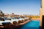 Piscina en la azotea del 5 estrellas Cotton House Hotel Autograph Collection en Barcelona