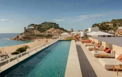 Piscina frente a la playa Elisabeth by the Sea Hotel en Tossa de Mar 5 estrellas