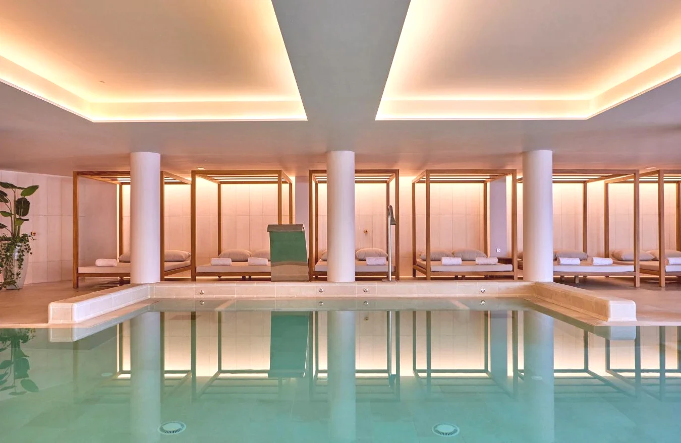 Piscina interior climatizada del Universal Grand León & Spa Mallorca
