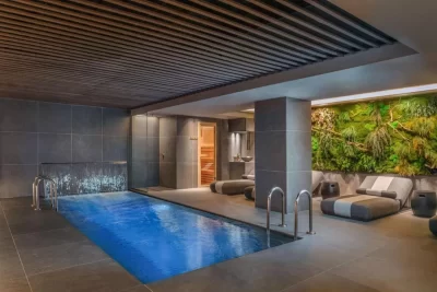 Piscina interior del Radisson Collection Bilbao
