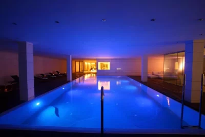 Piscina interior relajante del 5 estrellas Finca Prats Hotel Golf & Spa en Lleida