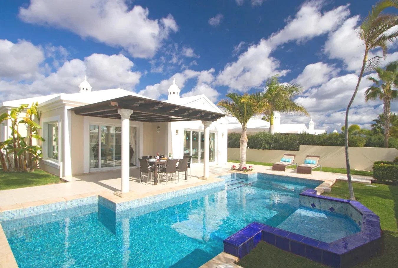 Piscina junto a una casa en Villas Alondra, Puerto del Carmen