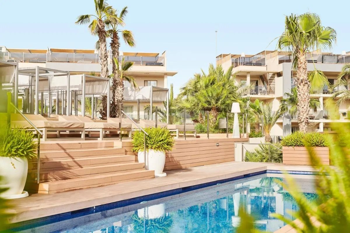 Piscina y palmeras en el Zafiro Palace Alcudia, en Puerto de Alcudia