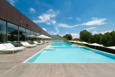 Piscina y zona de relax del 5 estrellas Castilla Termal Monasterio de Valbuena