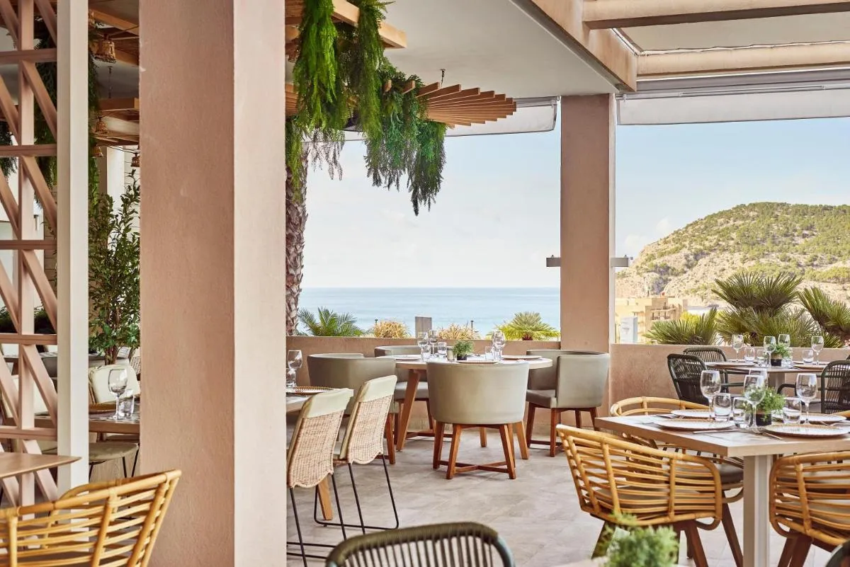 Restaurante con vistas al mar del Zafiro Palace Andratx en Camp de Mar