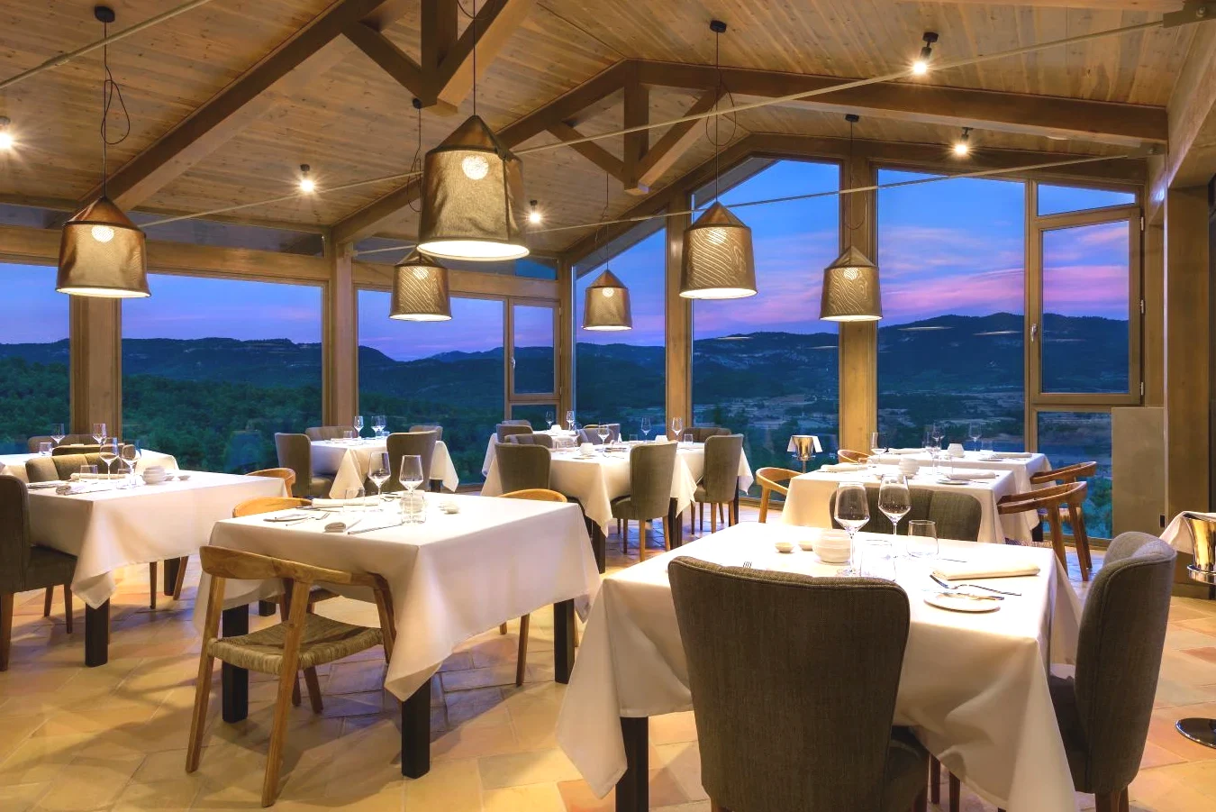 Restaurante romántico al atardecer del Torre del Marqués Hotel Spa & Winery Teruel