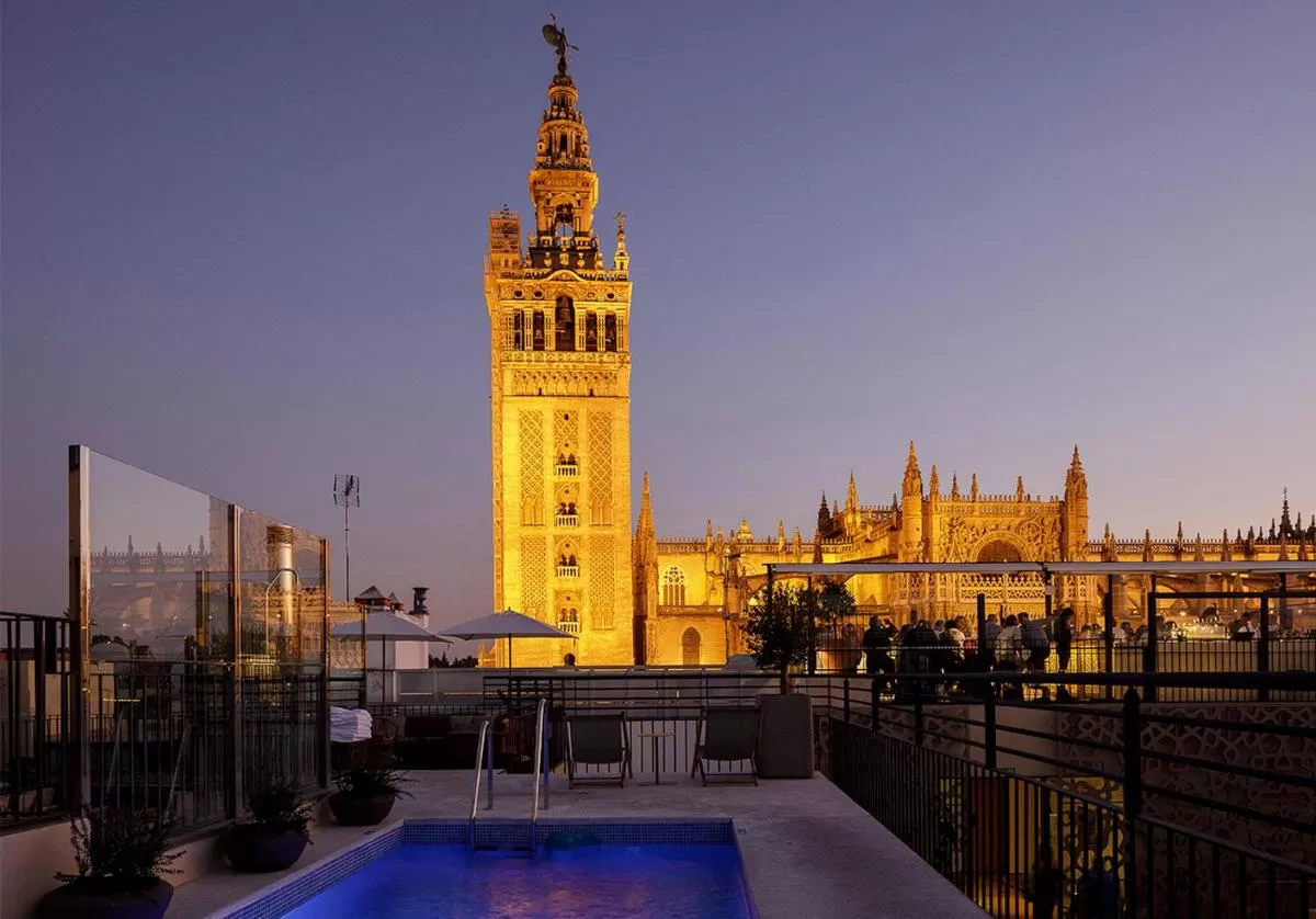 Romántico ático con vistas EME Catedral Mercer Hotel en Sevilla 5 estrellas