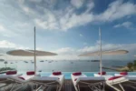 Tumbonas con vistas al mar del 5 estrellas One Ibiza Suites