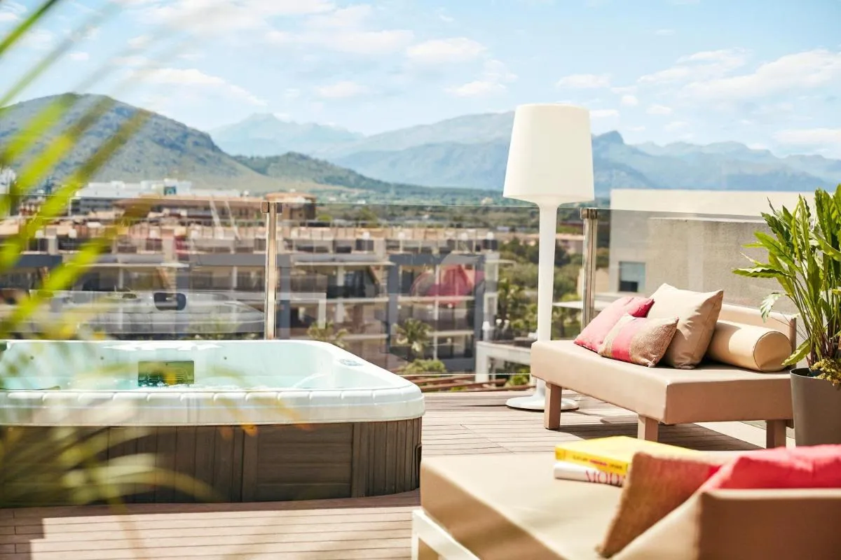 Vista general de una montaña desde el jacuzzi del Zafiro Palace Alcudia Mallorca