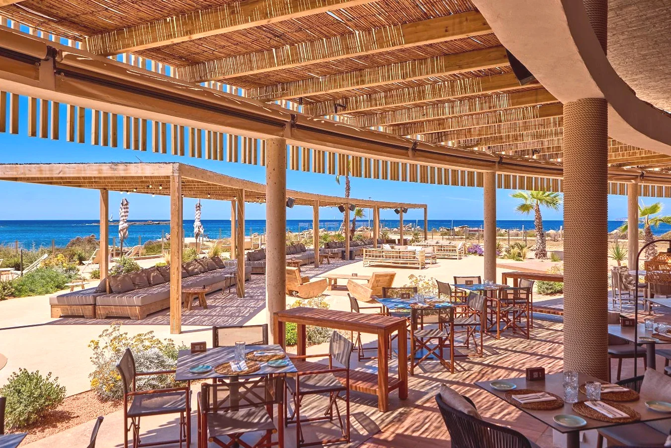Zona de estar estilo tropical en la playa del Universal Grand León & Spa Mallorca